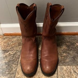 Womens Ariat boots size 9.5. Used but in like new condition.